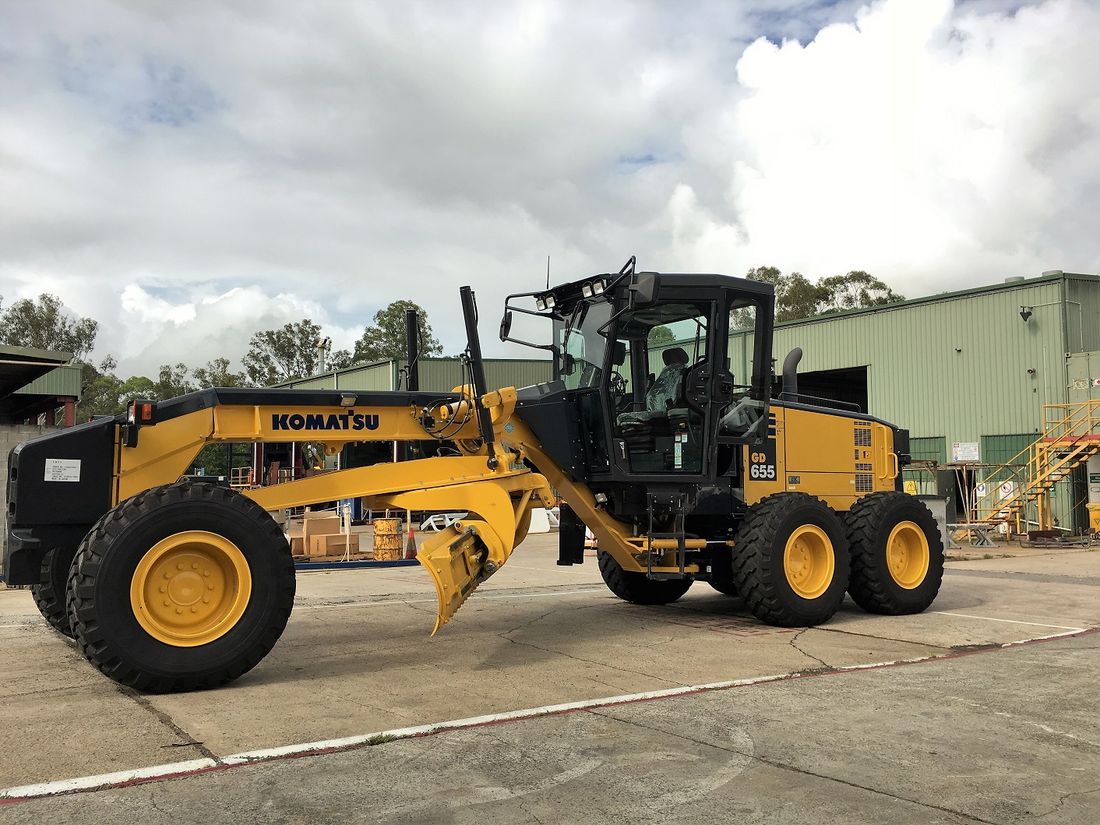 Komatsu GD655, 2-person ROPS / FOPS cabin