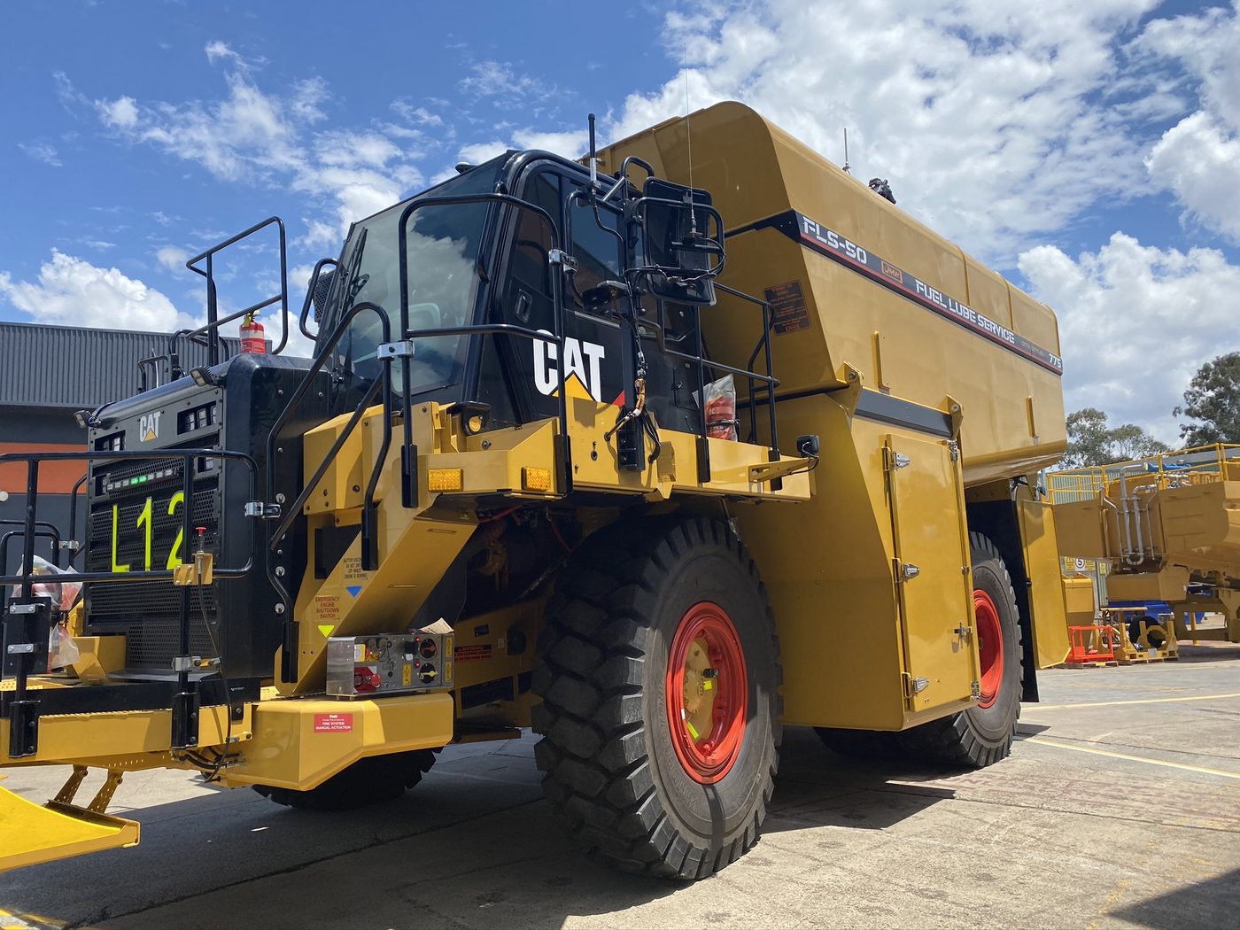 QMW Q-FLS-50 fuel lube service truck on CAT 775