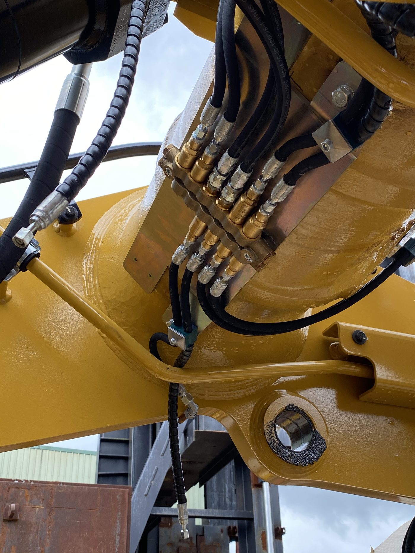 Hydraulic componentry on a service module
