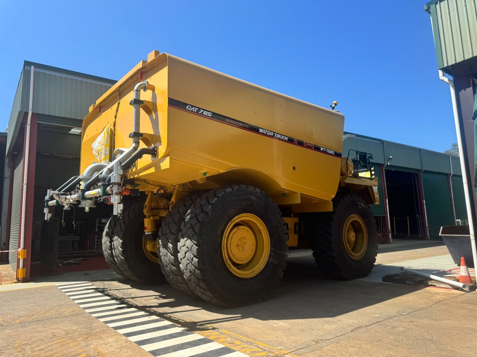 QMW WT-110KL water tanker on CAT 785, side profile
